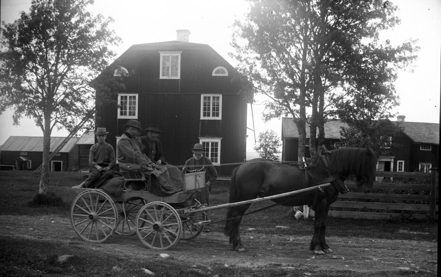 Utanför Per Jons (bortom vagnen)1904