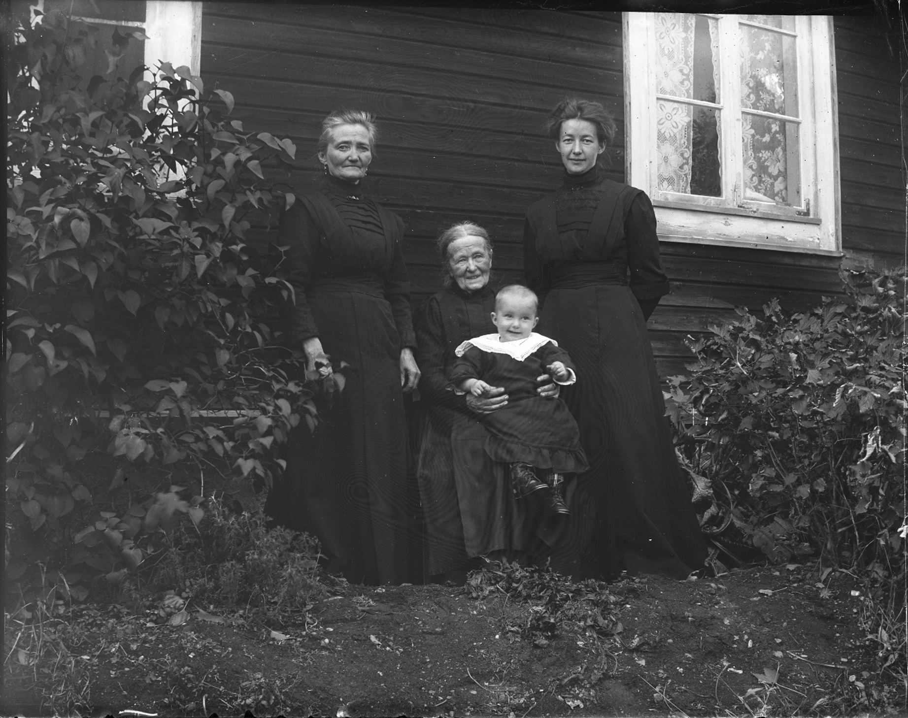 02.   4 generationer  mor, mormor, Kristina & Lill-Märta 1912.jpg
