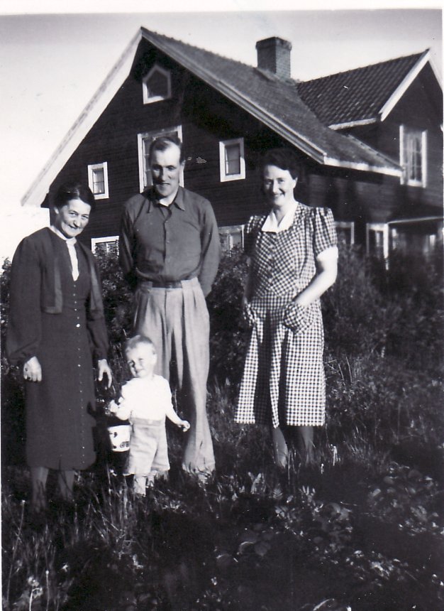 Juli 1943 Nisse, Karin och Jan, Jenny Ericsson till vä