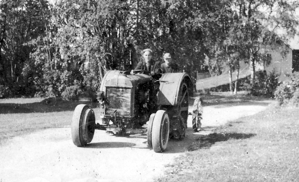 Fordson med Jan och Nisse till slåtter 1958