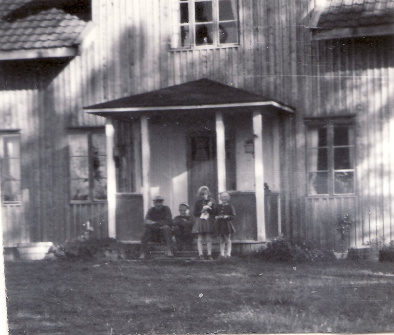Huset 1952 med Nisse, Staffan, ? och Inger