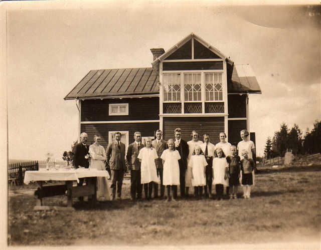 Framför huset på Katrinehill 1924