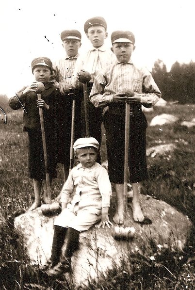 Elias, Nisse, kusin Birger, Otto och lilla kusinen Rudolf Arvidsson 1917