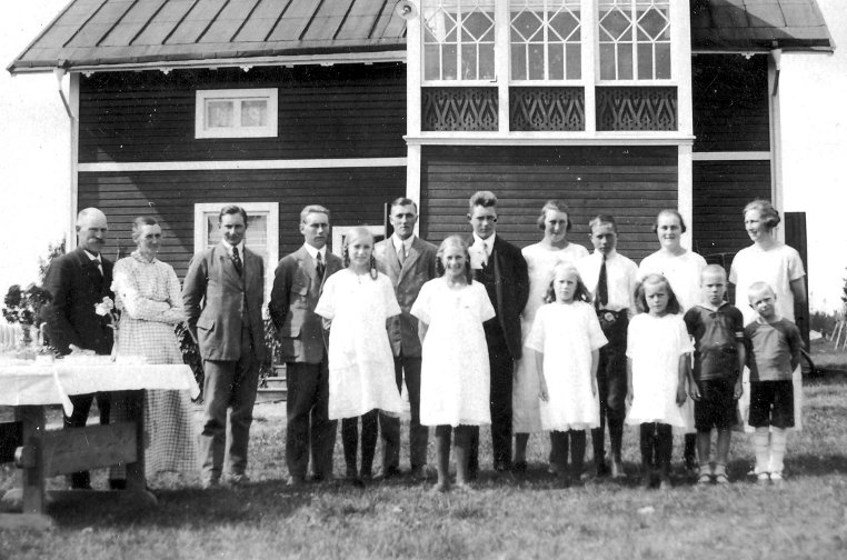 Framför huset på Katrinehill 1925